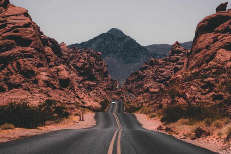 Zalety i wady podróżowania samochodem