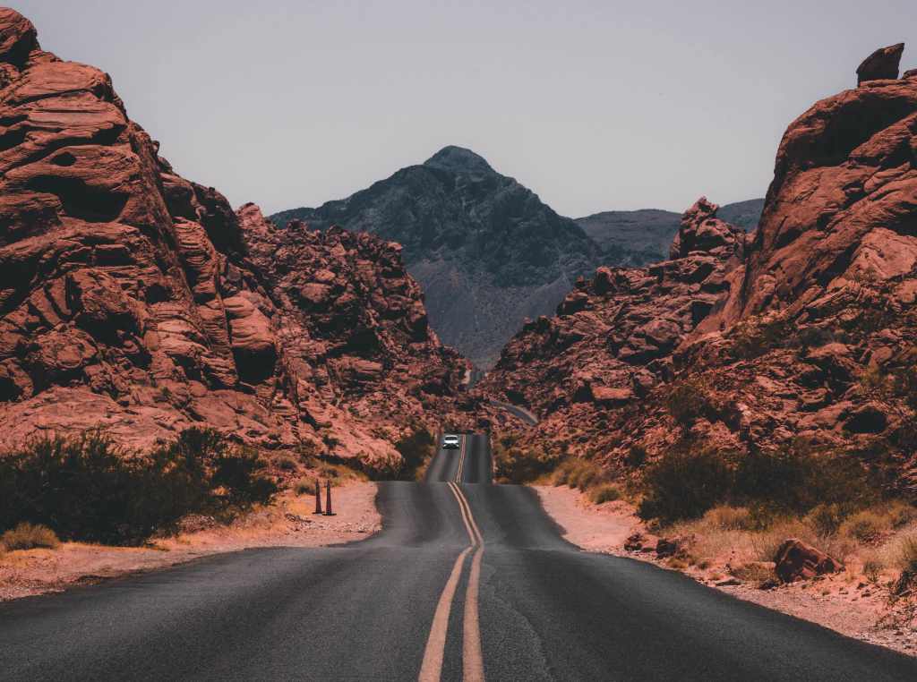 Zalety i wady podróżowania samochodem